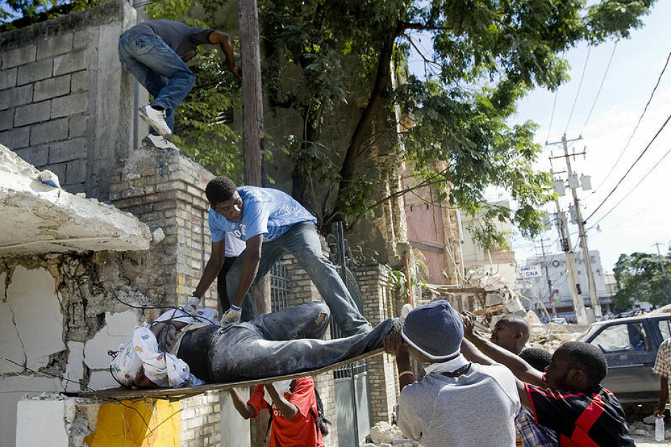 Haitiere henter ut en kropp fra ruinene av en skole som kollapset etter jordskjelvet 12. januar i år. (Foto: Marco Dormino/ The United Nations, se lisens her)