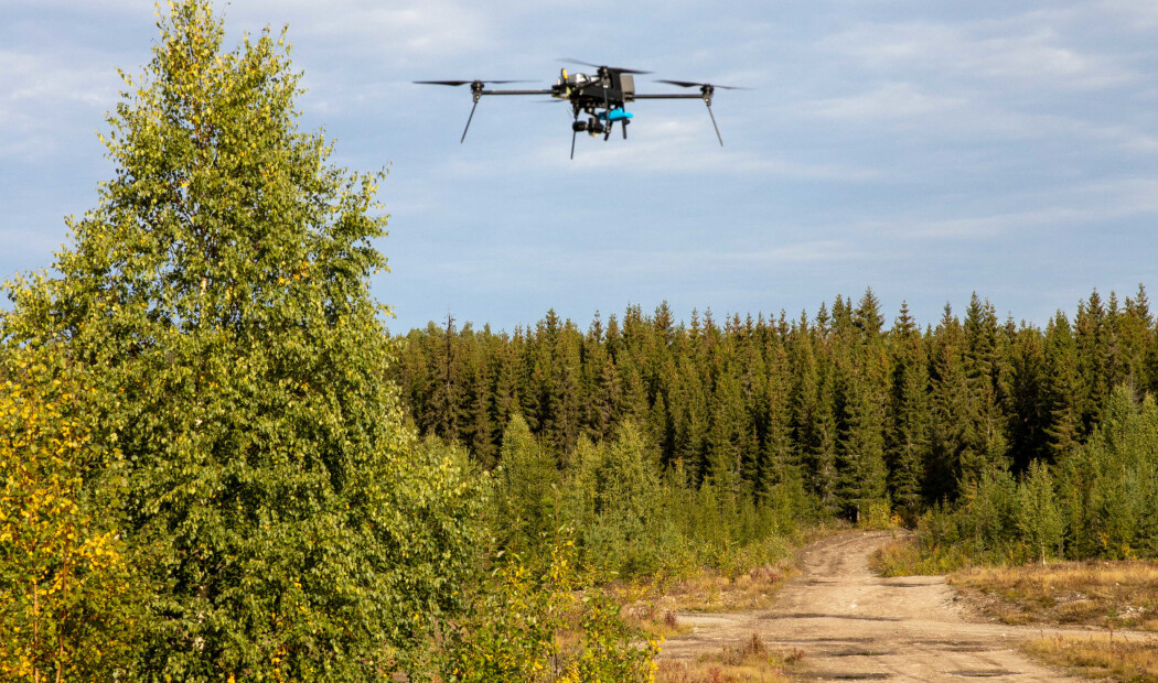 Dronene som forskerne tester ut, bærer temperaturfølsomme kameraer som oppdager kjøretøy og personer uansett lysforhold. Dronene som forskerne tester ut, bærer temperaturfølsomme kameraer som oppdager kjøretøy og personer uansett lysforhold.