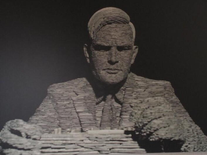 Alan Turing (1912-1954) grunnla både kognitivismen og computeren, da han spurte: Kan hjernen i virkeligheten være en maskin som bearbeider input? Turing her framstilt i skifer av Stephen Kettle. (Foto: NEN) Alan Turing (1912-1954) grunnla både kognitivismen og computeren, da han spurte: Kan hjernen i virkeligheten være en maskin som bearbeider input? Turing her framstilt i skifer av Stephen Kettle. (Foto: NEN)