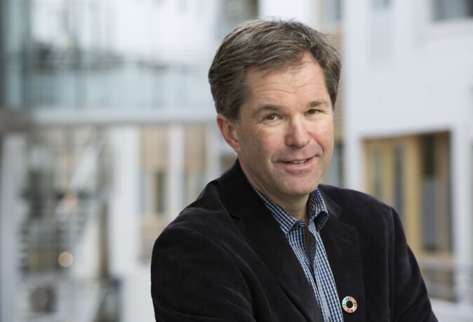 John-Arne Røttingen ledet arbeidet med uttesting av ebola-vaksine i 2015. Vaksinen ble godkjent i 2019, og forrige uke ble også et legemiddel godkjent. Veldig viktig, fordi man ikke kan vaksinere hele befolkningsgrupper, sier Røttingen til forskning.no. John-Arne Røttingen ledet arbeidet med uttesting av ebola-vaksine i 2015. Vaksinen ble godkjent i 2019, og forrige uke ble også et legemiddel godkjent. Veldig viktig, fordi man ikke kan vaksinere hele befolkningsgrupper, sier Røttingen til forskning.no.