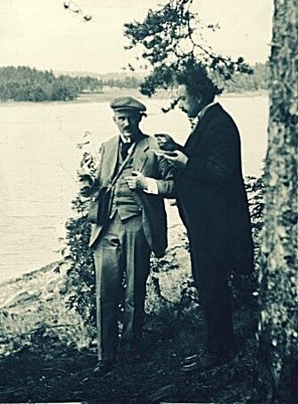 Albert Einstein og Victor Moritz Goldschmidt i samtale under en utflukt da Einstein besøkte Oslo i 1920. Albert Einstein og Victor Moritz Goldschmidt i samtale under en utflukt da Einstein besøkte Oslo i 1920.