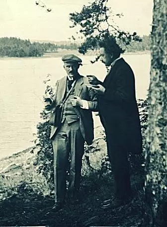 Albert Einstein og Victor Moritz Goldschmidt i samtale under en utflukt da Einstein besøkte Oslo i 1920.