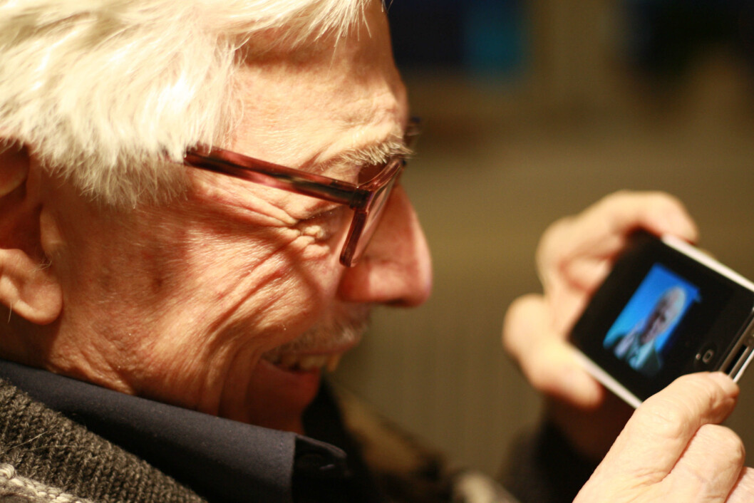 Med en smarttelefon og youtube har du tilgang til mange gamle musikkvideoer. (Illustrasjonsfoto: Ida Korneliussen) Med en smarttelefon og youtube har du tilgang til mange gamle musikkvideoer. (Illustrasjonsfoto: Ida Korneliussen)