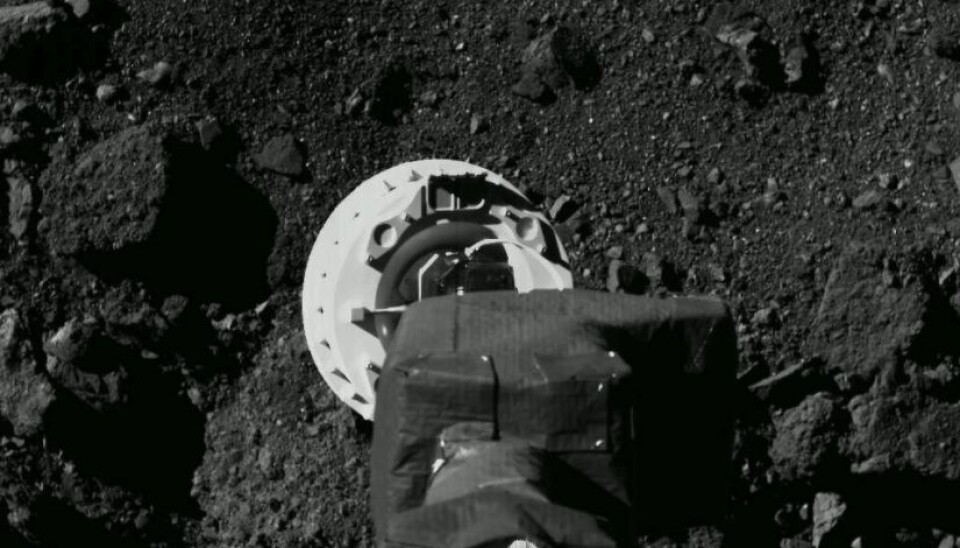 Her er et bilde fra sonden, tatt under en prøvdemanøver i august. Kameraet sitter under sonden, og ser ned på overflaten.