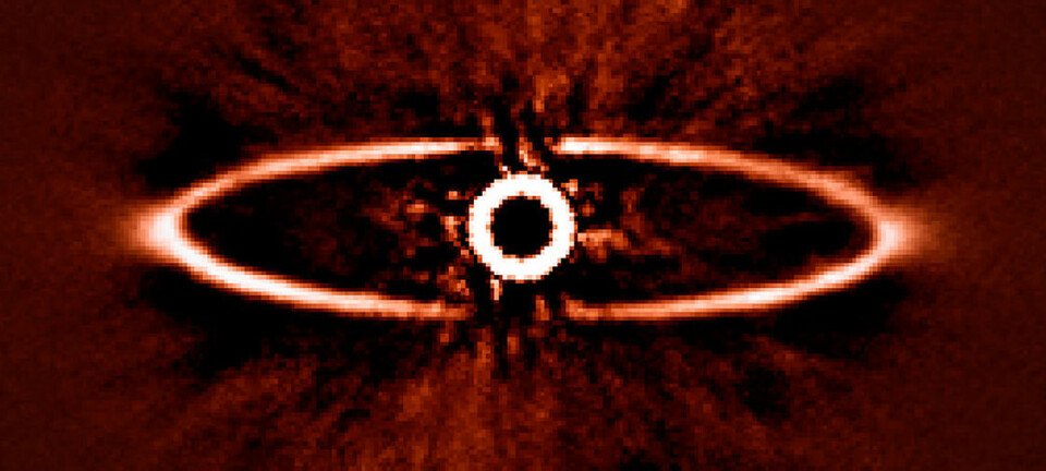 Den støvete ringen rundt den nærliggende stjernen HR 4796A, et av de første bildenesom ble tatt med SPHERE-instrumentet. Bildet illustrerer hvor godt SPHERE er i stand til å redusere lysskinnet fra den meget lyssterke stjernen i midten – en avgjørende egenskap for å oppdage og studere eksoplaneter i framtiden. ESO/J.-L. Beuzit et al./SPHERE Consortium