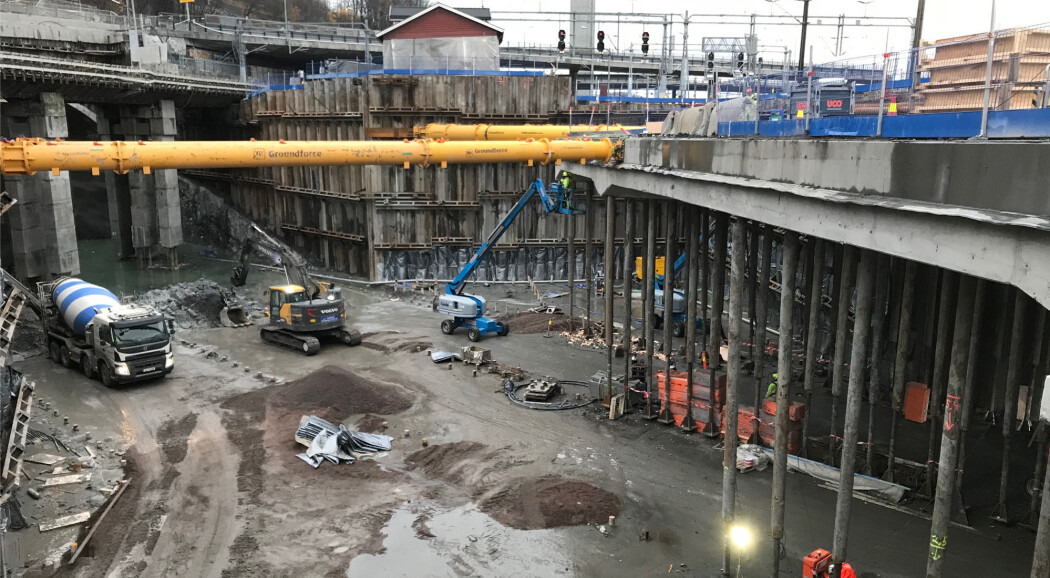 Setningsskader forårsaket av grunnarbeider fører til kostnader på 13 milliarder kroner hvert år. Nye metoder og verktøy kan redusere slike skader. Setningsskader forårsaket av grunnarbeider fører til kostnader på 13 milliarder kroner hvert år. Nye metoder og verktøy kan redusere slike skader.