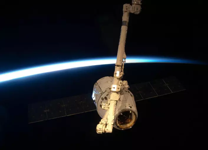 25. mai 2012 ble SpaceX Dragon-kapselen fanget inn av robotarmen Canadarm2 på Den internasjonale romstasjonen. Den første dokkingen av et privat operert romfartøy var vellykket, selv om dette var en testflukt uten viktig last. (Foto: NASA)