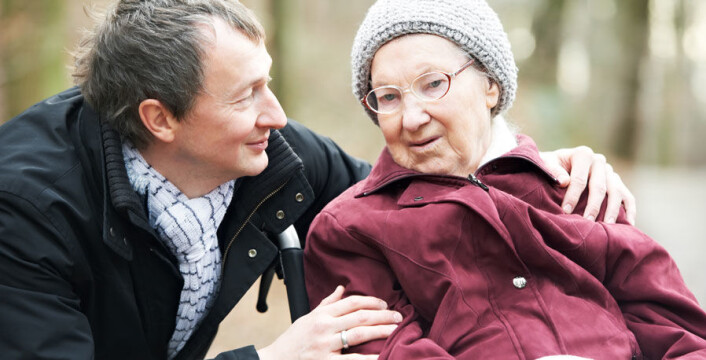 Eldre menn og kvinner er ofte mottakere av uformell hjelp, men de er også svært aktive i å hjelpe andre. (Foto: Colourbox.com) Eldre menn og kvinner er ofte mottakere av uformell hjelp, men de er også svært aktive i å hjelpe andre. (Foto: Colourbox.com)