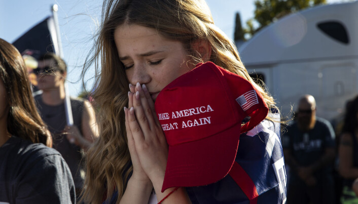 En Trump-tilhenger ber under et valgmøte. Religion spiller en viktig rolle for mange amerikanere og er blitt en stadig viktigere del av amerikansk politikk. Dette er kanskje vanskelig å forstå for folk i det sekulære Norge. En Trump-tilhenger ber under et valgmøte. Religion spiller en viktig rolle for mange amerikanere og er blitt en stadig viktigere del av amerikansk politikk. Dette er kanskje vanskelig å forstå for folk i det sekulære Norge.