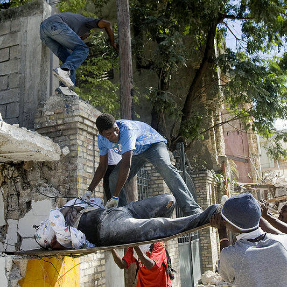 Haitiere henter ut en kropp fra ruinene av en skole som kollapset etter jordskjelvet 1i 2010. (Foto: Marco Dormino/ The United Nations, se lisens her)
