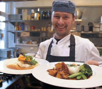 "Kokk Magnus Heggman er godt fornøyd med torskefileten. (Foto: Frank Gregersen, Fiskeriforskning)" "Kokk Magnus Heggman er godt fornøyd med torskefileten. (Foto: Frank Gregersen, Fiskeriforskning)"