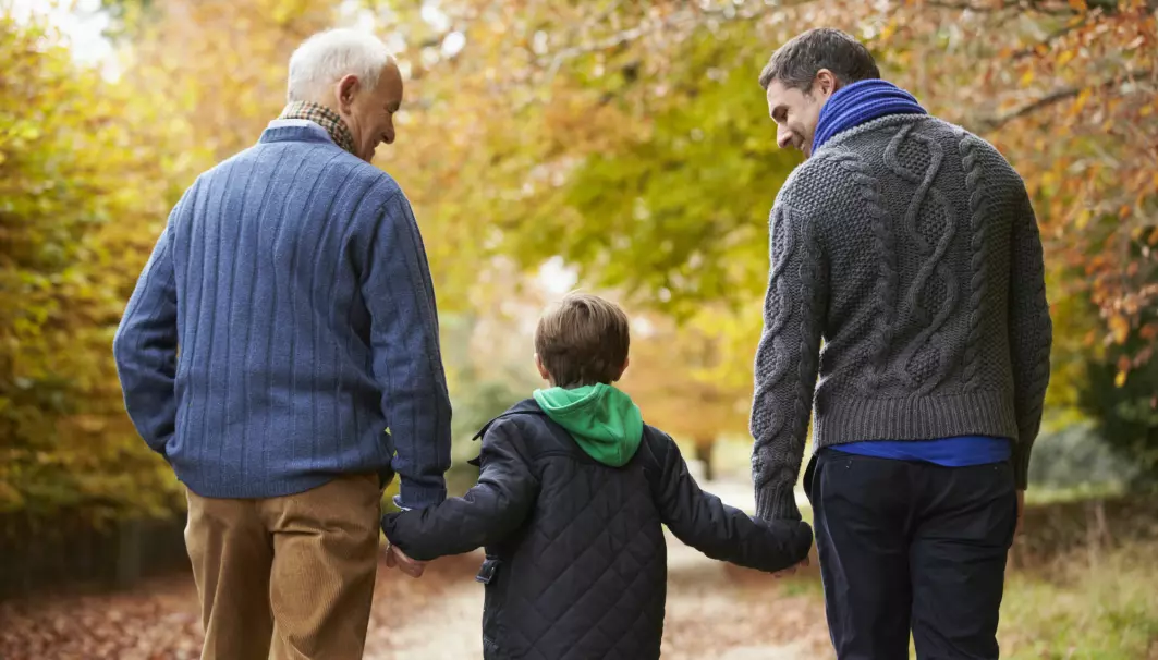 Forskerne finner at eldre som bor sammen med barn hadde like høy dødelighet som de som bor sammen med yngre vokse.