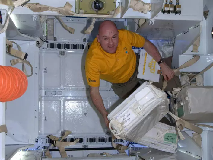 Astronauten Andre Kuipers entrer romkapselen Dragon sammen med Don Pettit etter den første vellykkede dokkingen 25. mai 2012. (Foto: NASA)