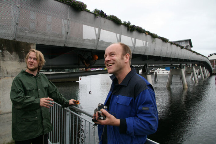 Jeg er liker å finne objekter som har en tydelig lydkarakter, og så bruke det i både musikk og installasjoner, sier musikkprofessor Øyvind Brantsegg. Her er han sammen med assistent Bernt Isak Wærstad. (Foto: Anne Sliper Midling) Jeg er liker å finne objekter som har en tydelig lydkarakter, og så bruke det i både musikk og installasjoner, sier musikkprofessor Øyvind Brantsegg. Her er han sammen med assistent Bernt Isak Wærstad. (Foto: Anne Sliper Midling)