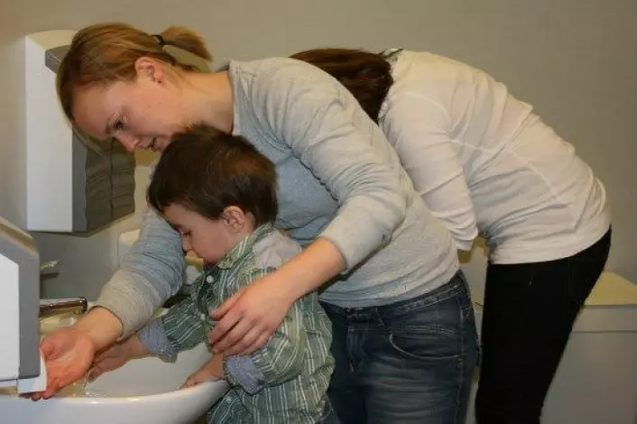 Godre rollemodellar er viktig viss barn skal lære å vaske hendene riktig. (Foto: Camilla Hatleskog/NRK)