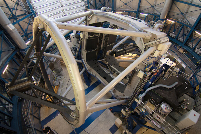 Sphere-teleskopet sees nederst til høyre i bildet, som en stor svart boks, montert på ett av de fire store teleskopene på til ESO på Paranalfjellet i Chile. (Foto: ESO/J. Girard) Sphere-teleskopet sees nederst til høyre i bildet, som en stor svart boks, montert på ett av de fire store teleskopene på til ESO på Paranalfjellet i Chile. (Foto: ESO/J. Girard)