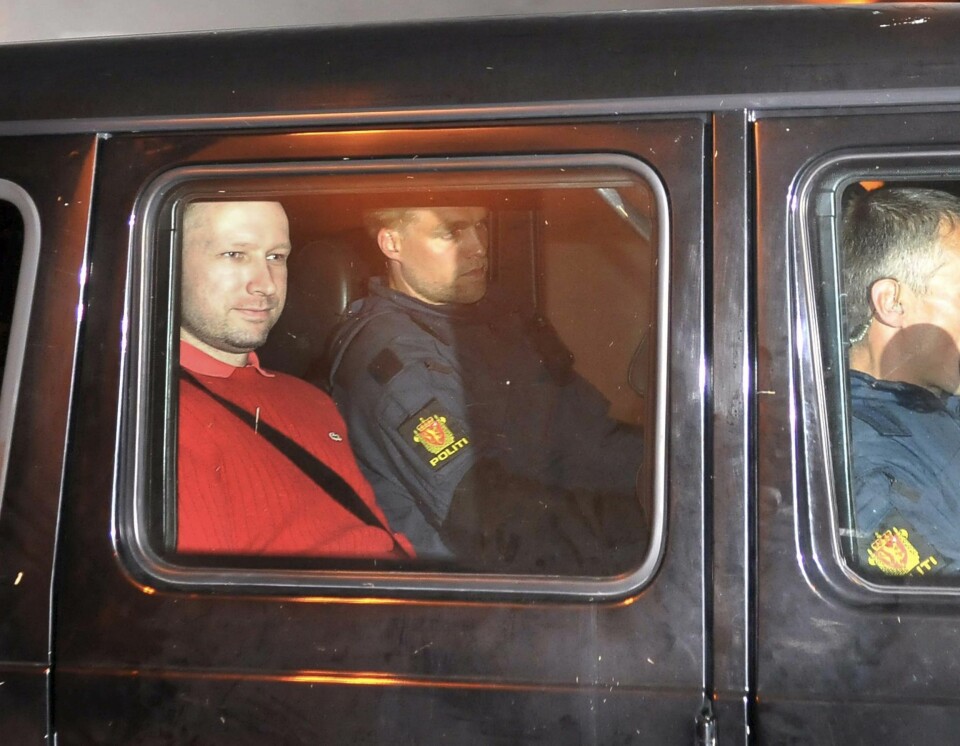 Terror-siktede Anders Behring Breivik fotografert i en politibil på vei fra retten til politihuset mandag. (Foto: Jon-Are Berg-Jacobsen/Scanpix)