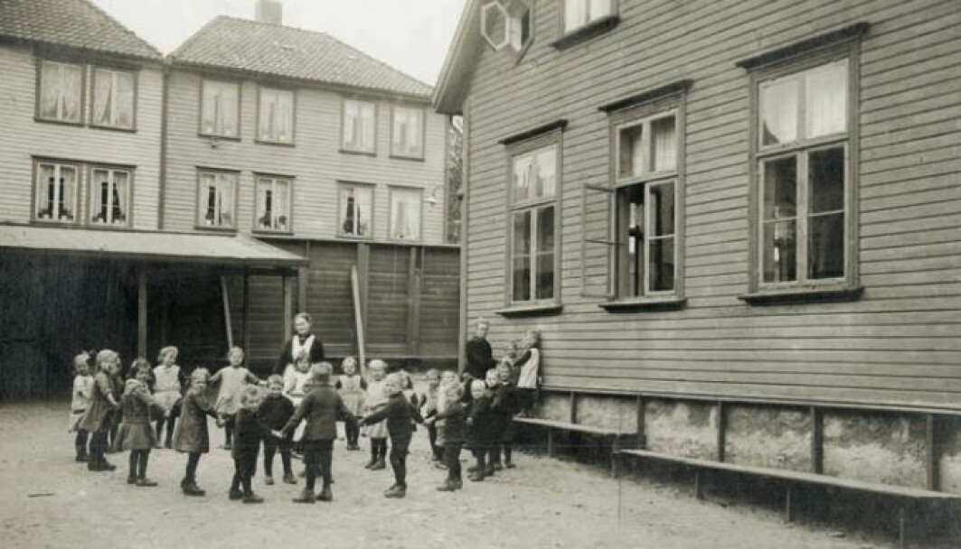 Domkirkens barneasyl 1919: Gårdsrommet er utstyrt med benker og et lite halvtak. - Det ser ut som de leker ringleken. Men dette er et arrangert bildet. Jeg har ingenting i det skriftlige materialet at det var lek sammen med barna. Dette var nok for å gi fotografen et fint motiv, sier Monika Röthle. Domkirkens barneasyl 1919: Gårdsrommet er utstyrt med benker og et lite halvtak. - Det ser ut som de leker ringleken. Men dette er et arrangert bildet. Jeg har ingenting i det skriftlige materialet at det var lek sammen med barna. Dette var nok for å gi fotografen et fint motiv, sier Monika Röthle.