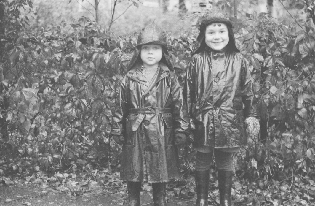 Disse to gikk i barnehager som ligner på de vi har i dag. Da ble de kalt småbarnsstuer, daghjem eller barnehaver, og ble sakte, men sikkert etablert i Norge tidlig på 1900-tallet. Bildet er fra Barnehavet Gange-Rolvs gate i Oslo i 1938. Disse to gikk i barnehager som ligner på de vi har i dag. Da ble de kalt småbarnsstuer, daghjem eller barnehaver, og ble sakte, men sikkert etablert i Norge tidlig på 1900-tallet. Bildet er fra Barnehavet Gange-Rolvs gate i Oslo i 1938.