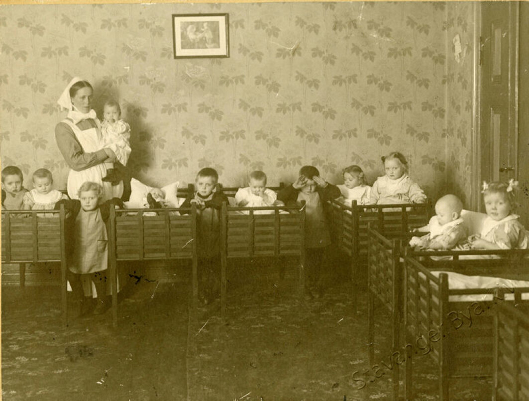 Selv om det ikke var veldig vanlig å ha små barn i barnehage på tidlig 1900-tallet, var det flere noen som gjorde det. Da het barnehagene barnekrybber. De ble ofte ledet av sykepleierske, og barna ble kledd i institusjonsklær. Her fra St. Johannes barnekrybbe i Stavanger. Selv om det ikke var veldig vanlig å ha små barn i barnehage på tidlig 1900-tallet, var det flere noen som gjorde det. Da het barnehagene barnekrybber. De ble ofte ledet av sykepleierske, og barna ble kledd i institusjonsklær. Her fra St. Johannes barnekrybbe i Stavanger.
