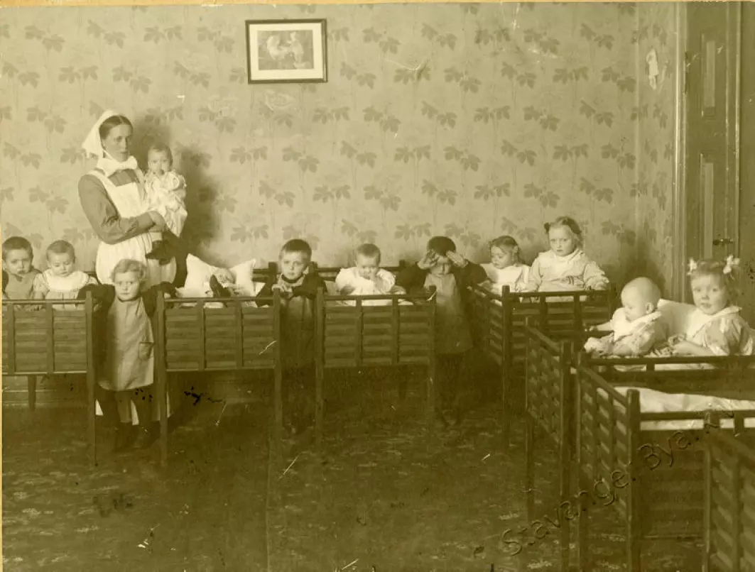Selv om det ikke var veldig vanlig å ha små barn i barnehage på tidlig 1900-tallet, var det flere noen som gjorde det. Da het barnehagene barnekrybber. De ble ofte ledet av sykepleierske, og barna ble kledd i institusjonsklær. Her fra St. Johannes barnekrybbe i Stavanger.