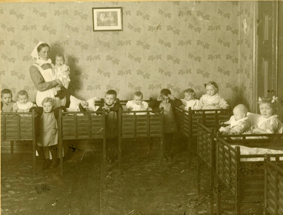 Selv om det ikke var veldig vanlig å ha små barn i barnehage på tidlig 1900-tallet, var det flere noen som gjorde det. Da het barnehagene barnekrybber. De ble ofte ledet av sykepleierske, og barna ble kledd i institusjonsklær. Her fra St. Johannes barnekrybbe i Stavanger.