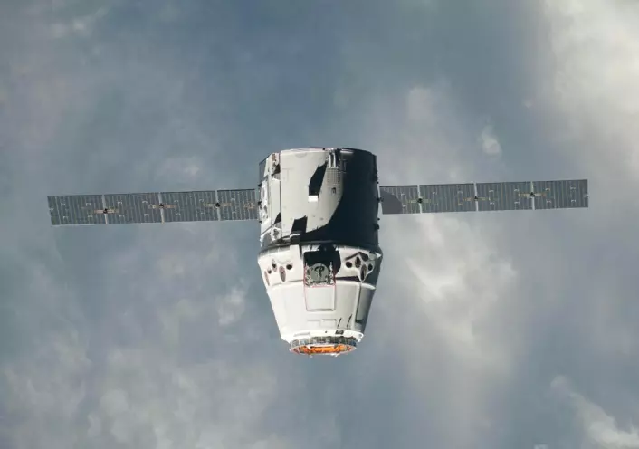 SpaceX Dragon nærmer seg Den internasjonale romstasjonen 25.5.2012. (Foto: NASA)