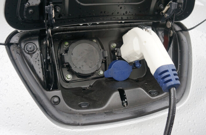 Ladekontakten til Nissan Leaf. (Foto: Arnfinn Christensen) Ladekontakten til Nissan Leaf. (Foto: Arnfinn Christensen)