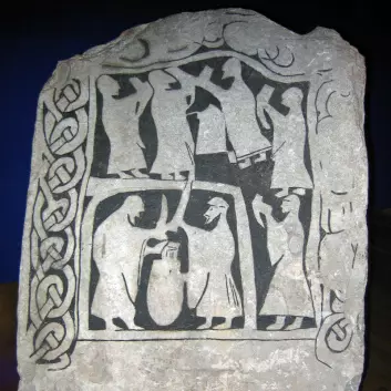 En drikkescene festet til stein. Steinen er fra Gotland og befinner seg på det svenske Historiske museet i Stockholm. (Foto: Berig/Wikimedia Commons)