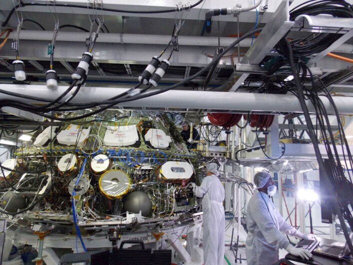 Her testes over tre mil med kabler inne i kapselen som skal huse de fire astronautene. (Foto: NASA) Her testes over tre mil med kabler inne i kapselen som skal huse de fire astronautene. (Foto: NASA)