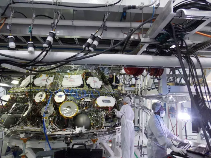 Her testes over tre mil med kabler inne i kapselen som skal huse de fire astronautene. (Foto: NASA)