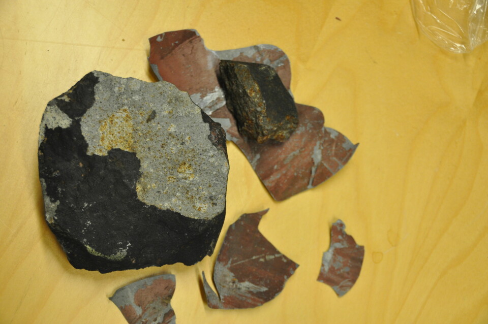Meteoritten som vart funnen på ein veranda på Grefsen, og delar av blikket frå verandaen. (Foto: Rune S.Selbekk, NHM/UiO)