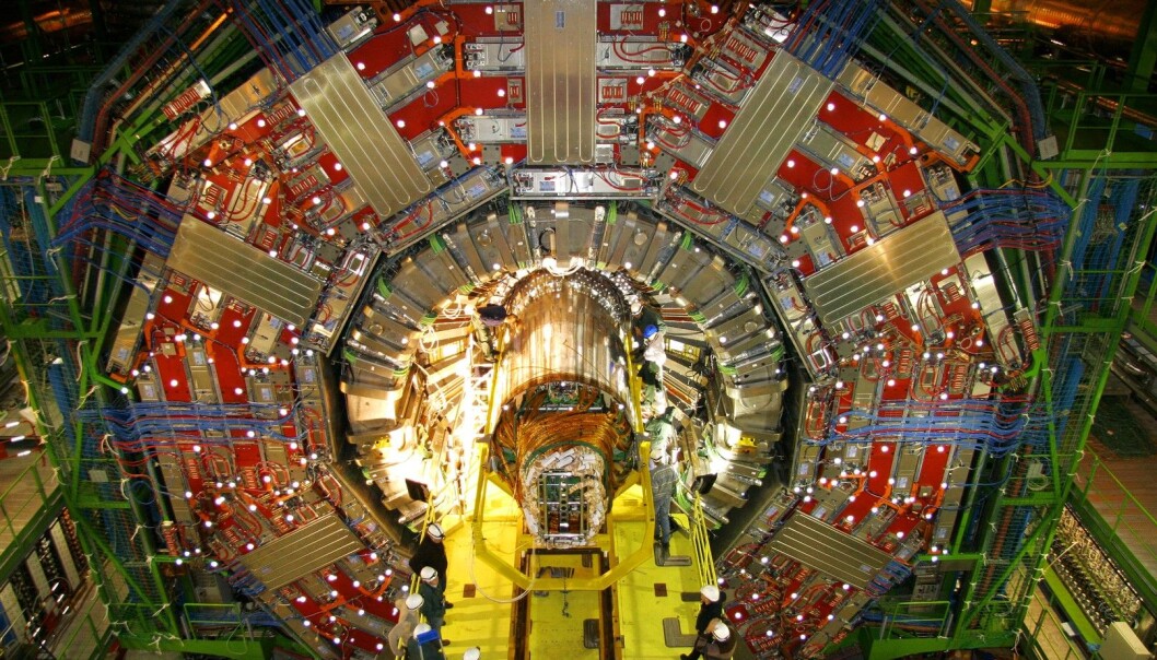 Fra installeringene av en av detektorene på LHC ved CERN. Bildet ble tatt i desember 2007. (Foto: Michael Hoch/CERN) Fra installeringene av en av detektorene på LHC ved CERN. Bildet ble tatt i desember 2007. (Foto: Michael Hoch/CERN)