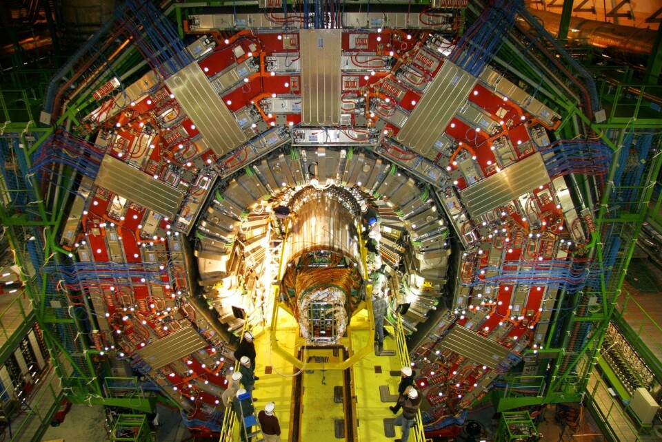 Fra installeringene av en av partikkeldetektorene på akseleratoren LHC ved CERN i Sveits. Bildet ble tatt i desember 2007. Ingen vet helt hvor denne forskningen vil føre hen. Norge betaler rundt 100 millioner i året til prosjektet. (Foto: Michael Hoch/CERN)