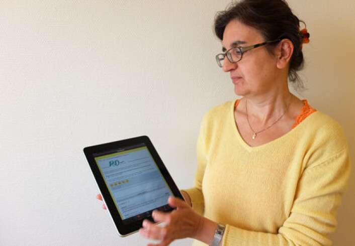 Amela Karahasanović viser fram appen på iPad. (Foto: Norunn K. Torheim) Amela Karahasanović viser fram appen på iPad. (Foto: Norunn K. Torheim)