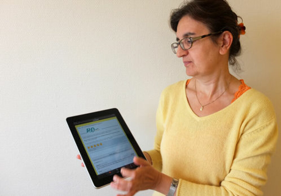 Amela Karahasanović viser fram appen på iPad. (Foto: Norunn K. Torheim)