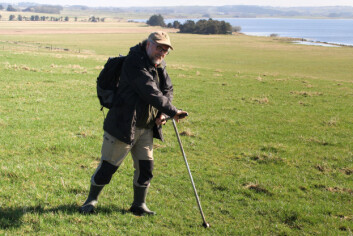 Åge Nyborg er på kartlegging av jordsmonn på Jæren. Her undersøker han jord med høyt innhold av organisk materiale og med svært god jordkvalitet. Jorda i bakgrunnen er god jordkvalitet. (Foto: Hilde Olsen/Skog og landskap) Åge Nyborg er på kartlegging av jordsmonn på Jæren. Her undersøker han jord med høyt innhold av organisk materiale og med svært god jordkvalitet. Jorda i bakgrunnen er god jordkvalitet. (Foto: Hilde Olsen/Skog og landskap)