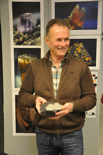 Finnaren Steinar Engh med meteoritten (Foto: Rune S.Selbekk, NHM/UiO) Finnaren Steinar Engh med meteoritten (Foto: Rune S.Selbekk, NHM/UiO)