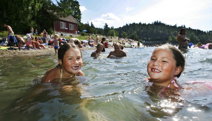 Syv av ti har badet i saltvann eller ferskvann i sommer. Her bader tvillingene Sarah (t.v.) og Julie Navarsete Romana (6) på Hvervenbukta i Oslo. Syv av ti har badet i saltvann eller ferskvann i sommer. Her bader tvillingene Sarah (t.v.) og Julie Navarsete Romana (6) på Hvervenbukta i Oslo.