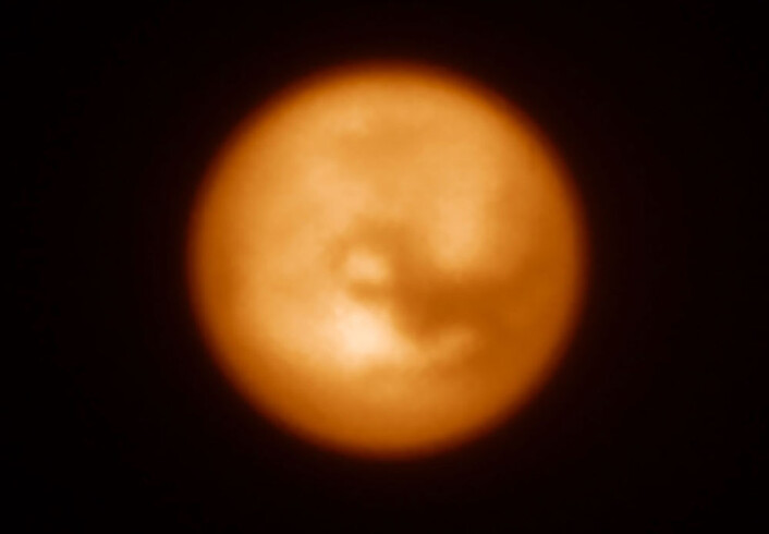 Dette infrarøde bildet av Saturns største måne, Titan, er et av de første som ble tatt med SPHERE-instrumentet. Bildet viser hvor effektivt adaptiv optikk-systemet er til å avdekke detaljer på denne knøttlille måneskiven. (Foto: ESO/J.-L. Beuzit et al./SPHERE Consortium) Dette infrarøde bildet av Saturns største måne, Titan, er et av de første som ble tatt med SPHERE-instrumentet. Bildet viser hvor effektivt adaptiv optikk-systemet er til å avdekke detaljer på denne knøttlille måneskiven. (Foto: ESO/J.-L. Beuzit et al./SPHERE Consortium)