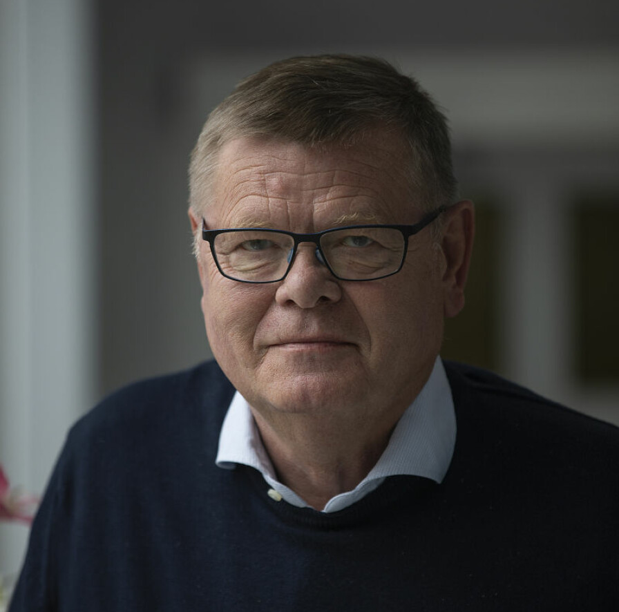 Professor Ørjan Olsvik mener at å gå knask eller knep ikke utgjør en veldig stor smitterisiko. Han er mer bekymret for julebordsesongen.