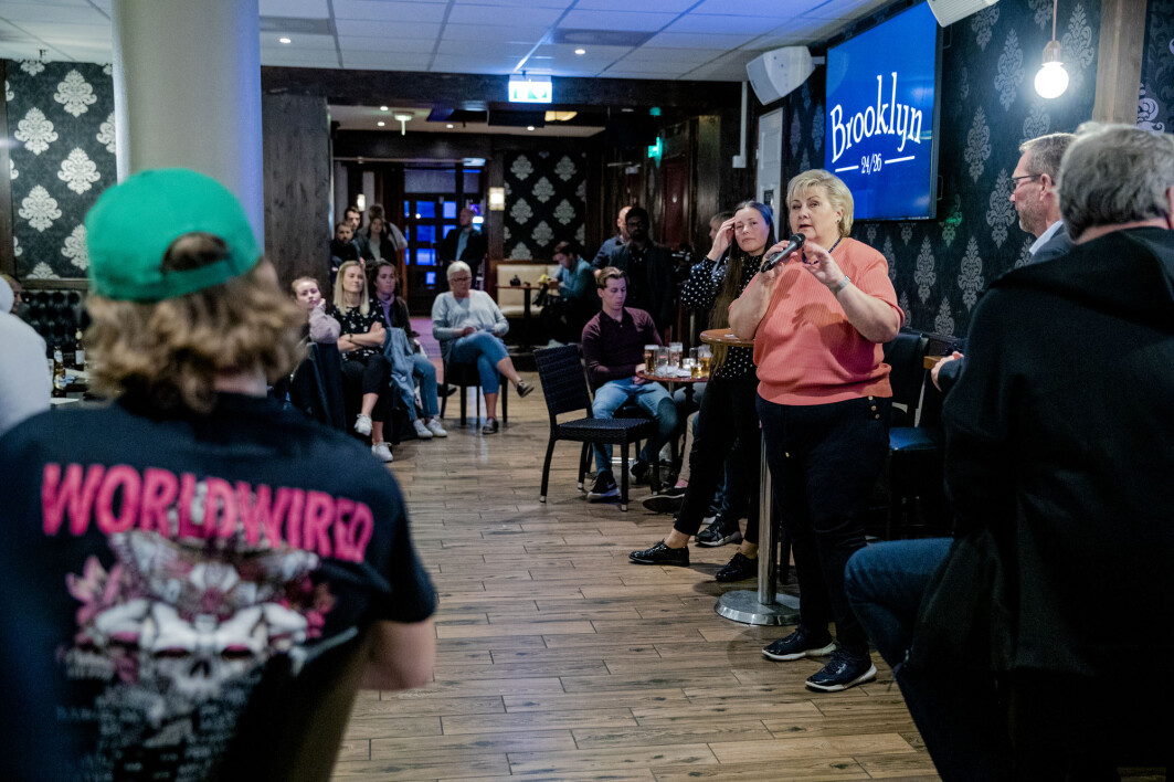 Statsminister Erna Solberg (H) på studentkveld på utestedet Brooklyn i Ålesund før valget i fjor. Hun og partiet får liten oppslutning i partibarometeret blant studenter. Statsminister Erna Solberg (H) på studentkveld på utestedet Brooklyn i Ålesund før valget i fjor. Hun og partiet får liten oppslutning i partibarometeret blant studenter.