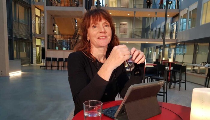 Mediekommentator Anki Gerhardsen tror forskere kan lære litt fra journalister når det gjelder å være åpne om habilitet. Mediekommentator Anki Gerhardsen tror forskere kan lære litt fra journalister når det gjelder å være åpne om habilitet.