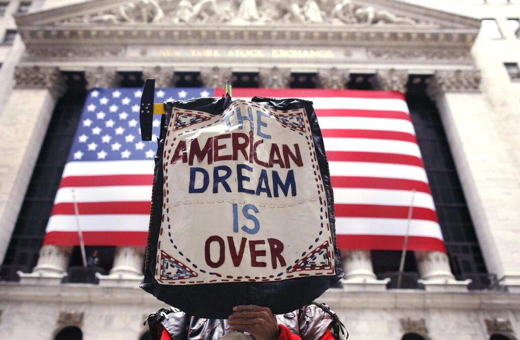 En demonstrant utenfor Wall Street i New York mener at Den amerikanske drømmen ikke lenger finnes. En demonstrant utenfor Wall Street i New York mener at Den amerikanske drømmen ikke lenger finnes.