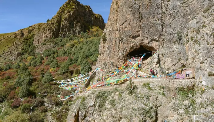 I denne hulen i Tibet bodde kanskje en av våre nærmeste menneske-slektninger i minst 40 000 år
