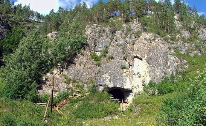 Denisova-hulen i Sibir, hvor de første denisovaner-individene har blitt funnet.