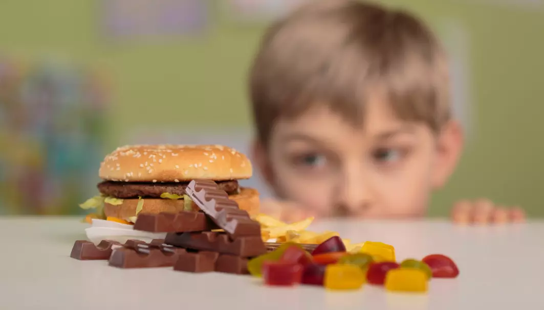 Barn kan bli påvirket til å spise mer usunt på grunn av YouTube-videoer frykter forskere.