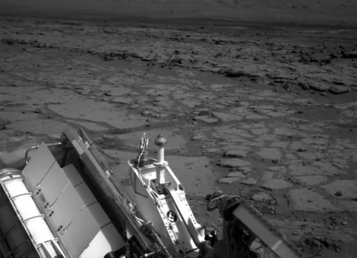 Roveren Curiosity knipset dette bildet etter å ha rullet ned den lille skråningen til Yellowknife Bay, en liten forsenkning i overflata av Gale-krateret på Mars. (Foto: NASA/JPL-Caltech)