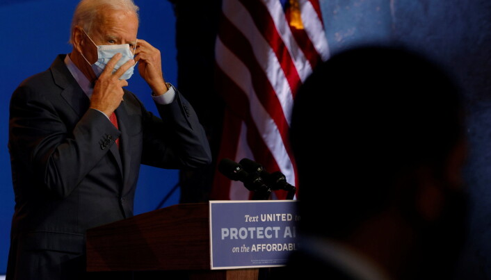 Trump har gjort narr av Joe Bidens bruk av maske og spiller på at han er gammel og svak, påpeker Sigrun Marie Moss. Trump har gjort narr av Joe Bidens bruk av maske og spiller på at han er gammel og svak, påpeker Sigrun Marie Moss.