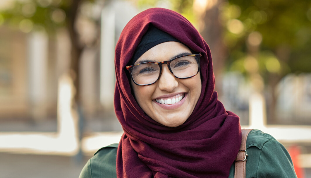 Flere av muslimene som er intervjuet i en ny undersøkelse har positive erfaringer med å møte den som hetser dem med vennlighet og dialog. Men denne strategien kan koste. Det er slitsomt å forsvare seg hele tiden. Flere av muslimene som er intervjuet i en ny undersøkelse har positive erfaringer med å møte den som hetser dem med vennlighet og dialog. Men denne strategien kan koste. Det er slitsomt å forsvare seg hele tiden.